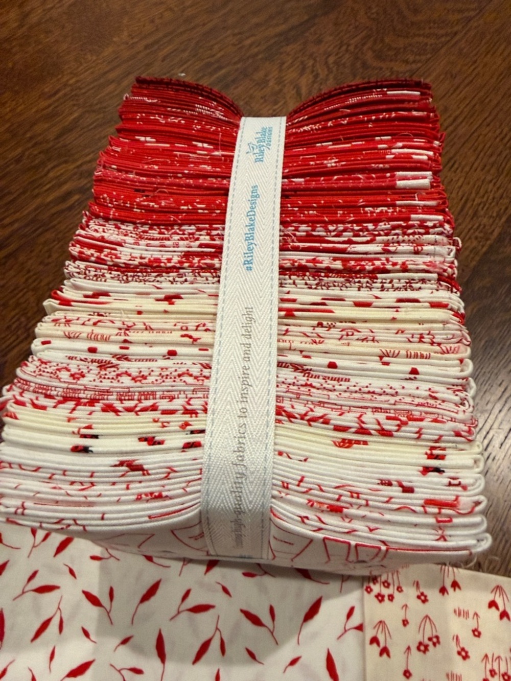 Red and Cream Quilting Fat Quarter Bundle plus 1.5 yards coordinated fabric - Picture 3 of 4